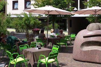 Monteurzimmer: Außenansicht mit Café-Bistro "Midde Noi" - Gästezimmer-Michelstadt
