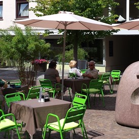 Monteurzimmer: Außenansicht mit Café-Bistro "Midde Noi" - Gästezimmer-Michelstadt