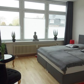 Monteurzimmer: Schlafzimmer mit Boxspringbett und zwei Sesseln - Ferienwohnung 100 qm, Monteurzimmer Uslar im Solling Niedersachsen