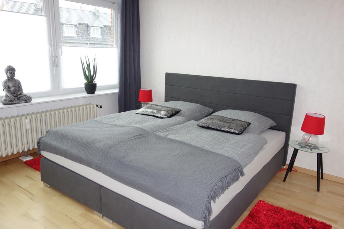 Monteurzimmer: Schlafzimmer mit Nachttischlampen - Ferienwohnung 100 qm, Monteurzimmer Uslar im Solling Niedersachsen