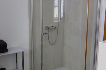 Monteurzimmer: Badezimmer mit Dusche - Ferienwohnung 100 qm, Monteurzimmer Uslar im Solling Niedersachsen