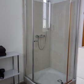 Monteurzimmer: Badezimmer mit Dusche - Ferienwohnung 100 qm, Monteurzimmer Uslar im Solling Niedersachsen
