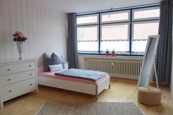 Monteurzimmer: Schlafzimmer mit Einzelbett und Doppelbett - Ferienwohnung 100 qm, Monteurzimmer Uslar im Solling Niedersachsen