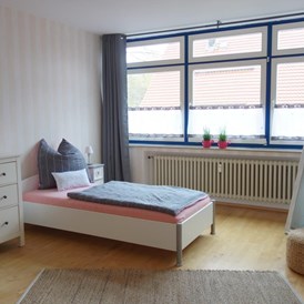 Monteurzimmer: Schlafzimmer mit Einzelbett und Doppelbett - Ferienwohnung 100 qm, Monteurzimmer Uslar im Solling Niedersachsen