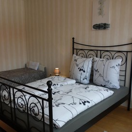 Monteurzimmer: Schlafzimmer mit Doppelbett und Einzelbett - Ferienwohnung 100 qm, Monteurzimmer Uslar im Solling Niedersachsen