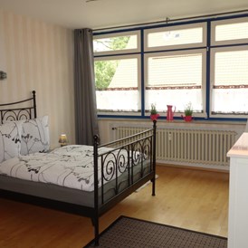 Monteurzimmer: Schlafzimmer mit Doppelbett und Einzelbett - Ferienwohnung 100 qm, Monteurzimmer Uslar im Solling Niedersachsen