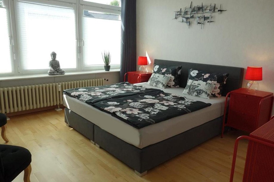 Monteurzimmer: Schlafzimmer mit Boxspringbett - Ferienwohnung 110 qm, Monteurzimmer Uslar im Solling Niedersachsen