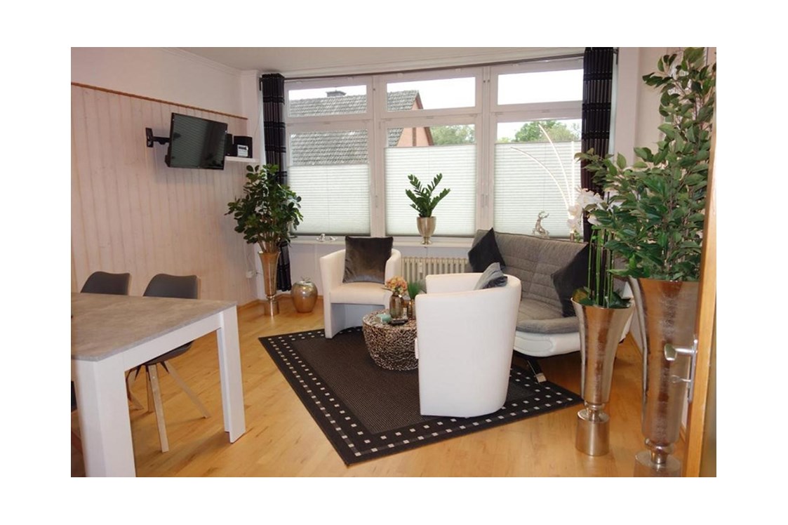 Monteurzimmer: Wohnzimmer mit Essbereich - Ferienwohnung 110 qm, Monteurzimmer Uslar im Solling Niedersachsen