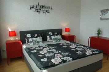 Monteurzimmer: Schlafzimmer mit großen Doppelbett - Ferienwohnung 110 qm, Monteurzimmer Uslar im Solling Niedersachsen
