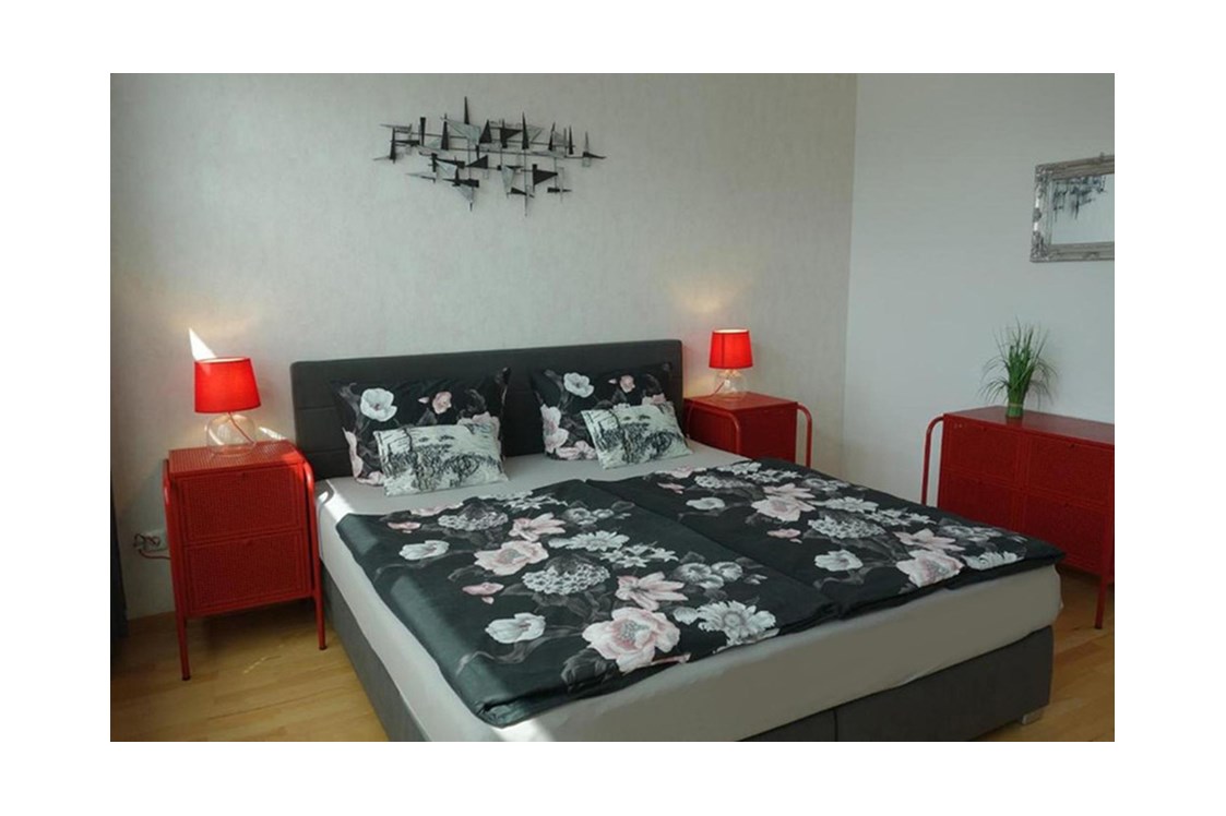 Monteurzimmer: Schlafzimmer mit großen Doppelbett - Ferienwohnung 110 qm, Monteurzimmer Uslar im Solling Niedersachsen