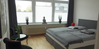Monteurwohnung - Uslar - Schlafzimmer mit Boxspringbett und zwei Sesseln - Ferienwohnung 110 qm, Monteurzimmer Uslar im Solling Niedersachsen