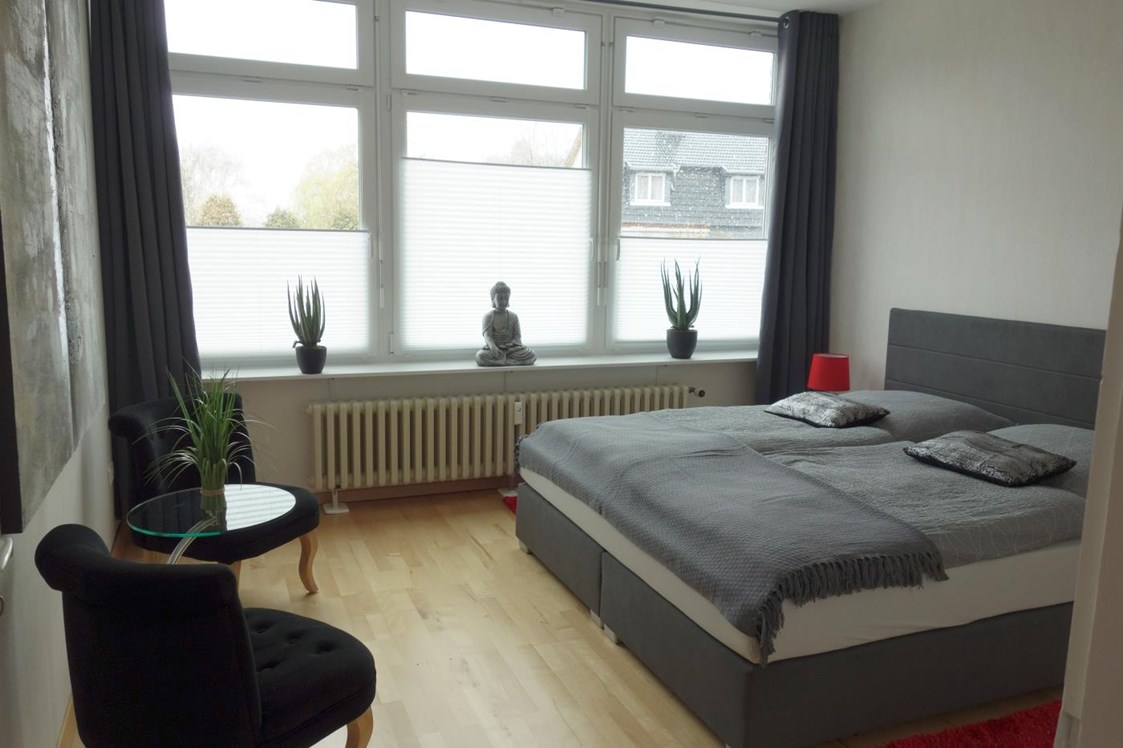 Monteurzimmer: Schlafzimmer mit Boxspringbett und zwei Sesseln - Ferienwohnung 110 qm, Monteurzimmer Uslar im Solling Niedersachsen