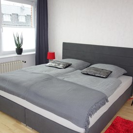 Monteurzimmer: Schlafzimmer mit Nachttischlampen - Ferienwohnung 110 qm, Monteurzimmer Uslar im Solling Niedersachsen