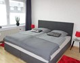 Monteurzimmer: Schlafzimmer mit Nachttischlampen - Ferienwohnung 110 qm, Monteurzimmer Uslar im Solling Niedersachsen