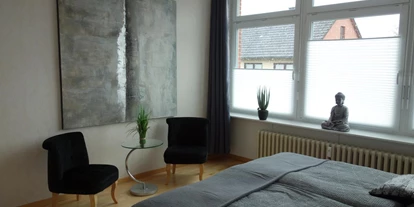 Monteurwohnung - Uslar - Schlafzimmer mit Parkett - Ferienwohnung 110 qm, Monteurzimmer Uslar im Solling Niedersachsen