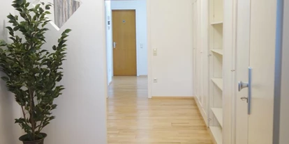 Monteurwohnung - Uslar - Ferienwohnung mit großem Flur, Garderobe, Sitzgelegenheit und Wandschränke - Ferienwohnung 110 qm, Monteurzimmer Uslar im Solling Niedersachsen