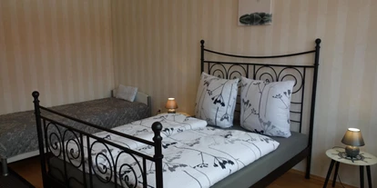 Monteurwohnung - Uslar - Schlafzimmer mit Doppelbett und Einzelbett - Ferienwohnung 110 qm, Monteurzimmer Uslar im Solling Niedersachsen