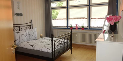 Monteurwohnung - Uslar - Schlafzimmer mit Doppelbett und Einzelbett - Ferienwohnung 110 qm, Monteurzimmer Uslar im Solling Niedersachsen