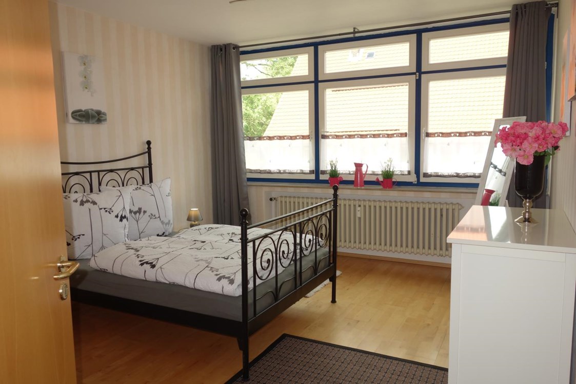 Monteurzimmer: Schlafzimmer mit Doppelbett und Einzelbett - Ferienwohnung 110 qm, Monteurzimmer Uslar im Solling Niedersachsen