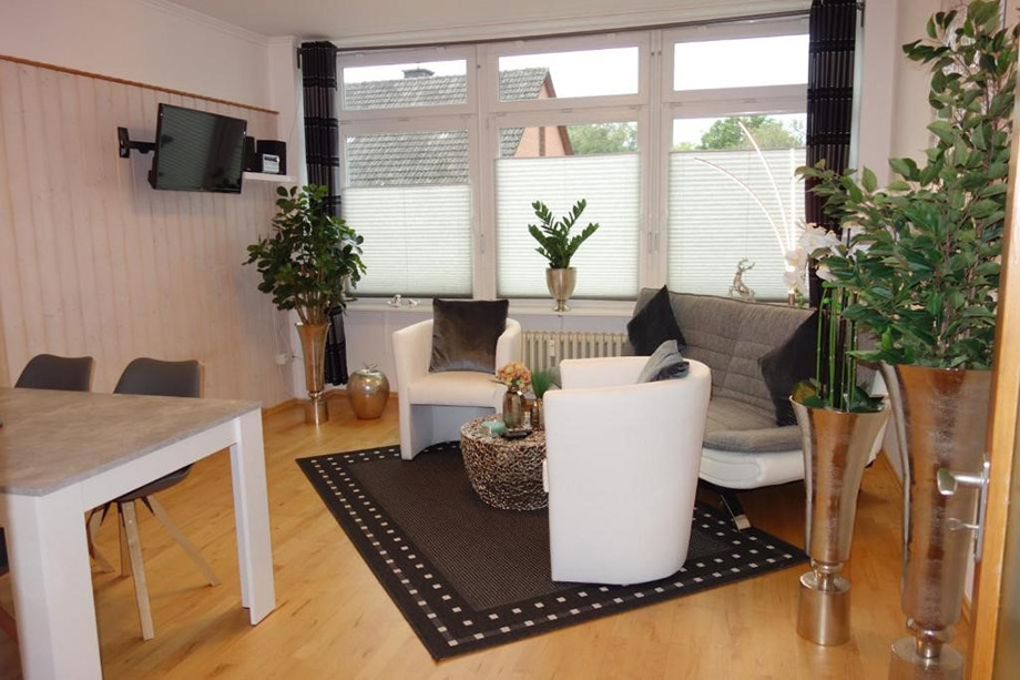 Monteurzimmer: Wohnzimmer mit Essbereich - Ferienwohnung/ Monteurzimmer Uslar