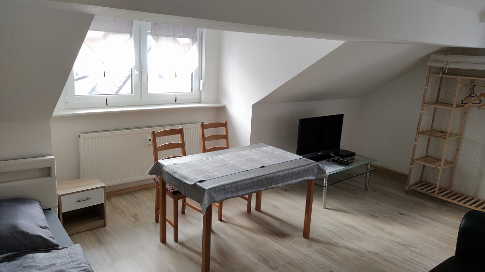 Monteurzimmer: DG Wohnung mit 4 Betten