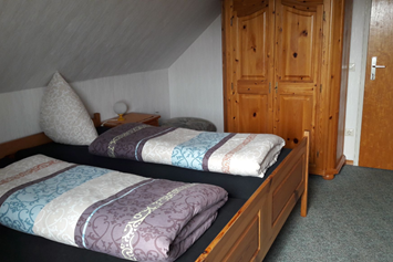 Monteurzimmer: Schlafzimmer mit Doppelbett 2x2Meter - Ingrid SCHWARZENBACHER
