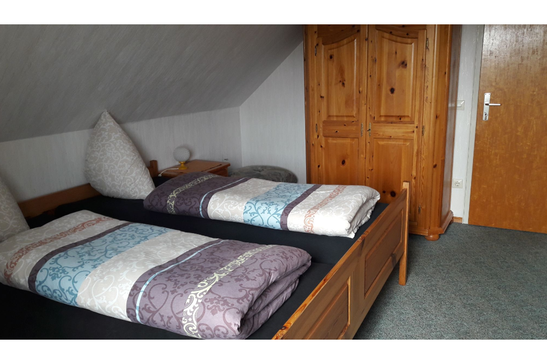 Monteurzimmer: Schlafzimmer mit Doppelbett 2x2Meter - Ingrid SCHWARZENBACHER