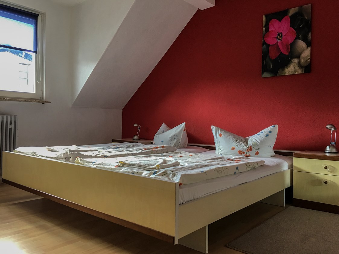 Monteurzimmer: Schlafzimmer im Apartment mit eigenem Bad - Unterkunft 5km von Kastellaun