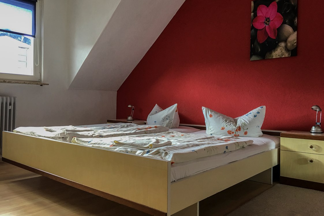 Monteurzimmer: Schlafzimmer im Apartment mit eigenem Bad - Unterkunft 5km von Kastellaun