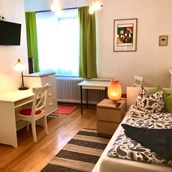 Monteurwohnung: Einzelzimmer mit bestens ausgestatteter Miniküche, DU/WC, WLAN, SAT TV. - Haus FEUCHTL 