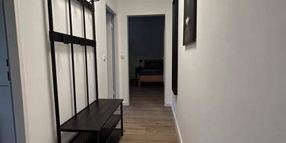 Monteurwohnung - PLZ 21035 (Deutschland) - Flur mit Garderobe und Spiegel - GLR 64