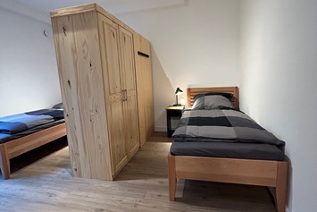 Monteurzimmer: Zimmer mit 2 separaten Betten - GLR 64