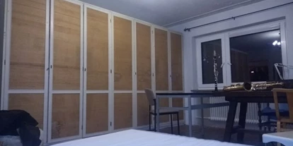 Monteurwohnung - PLZ 82223 (Deutschland) - Linke Seite von der Türe herein  kommend - nach Süd, zum Fenster  schauend.  Ca.  25 m²; 
Half oft the left side,  looking  from the  door  to  the south, on the table: 1 clarinet, 1 saxophon - Schönes Südzimmer