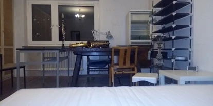 Monteurwohnung - PLZ 82223 (Deutschland) - Rechte Seite – wieder nach Süd schauend.    rechts hinten, erhöht, der Kühlschrank- Türe offen. Schwerer Eichentisch vor dem Fenster.  Links, leichter Tisch (ca. 1,20 m x 60 cm). Beide Tische  platzierbar nach Lust u. Laune. Bett 2,05 m x 185 cm.
Half oft  the right side: in the  front, the bed :   190 cm  (75 inches) x  2,05 cm (81 inches);    hight: 25 cm (9.8 inches); ;
Right side, upon  corner shelf:  the refrigerator, door open.  
 - Schönes Südzimmer