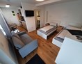 Monteurzimmer: Wohnung 2 offener Wohnraum mit Einzelbetten  - Gästehaus Buberl