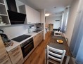 Monteurzimmer: Wohnung 2 Küche mit Eßbereich - Gästehaus Buberl