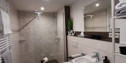 Monteurwohnung - PLZ 89365 (Deutschland) - Das Bad mit begehbarer Dusche ist in Wohnung 2 und 3 identisch - Gästehaus Buberl