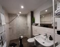 Monteurzimmer: Das Bad mit begehbarer Dusche ist in Wohnung 2 und 3 identisch - Gästehaus Buberl