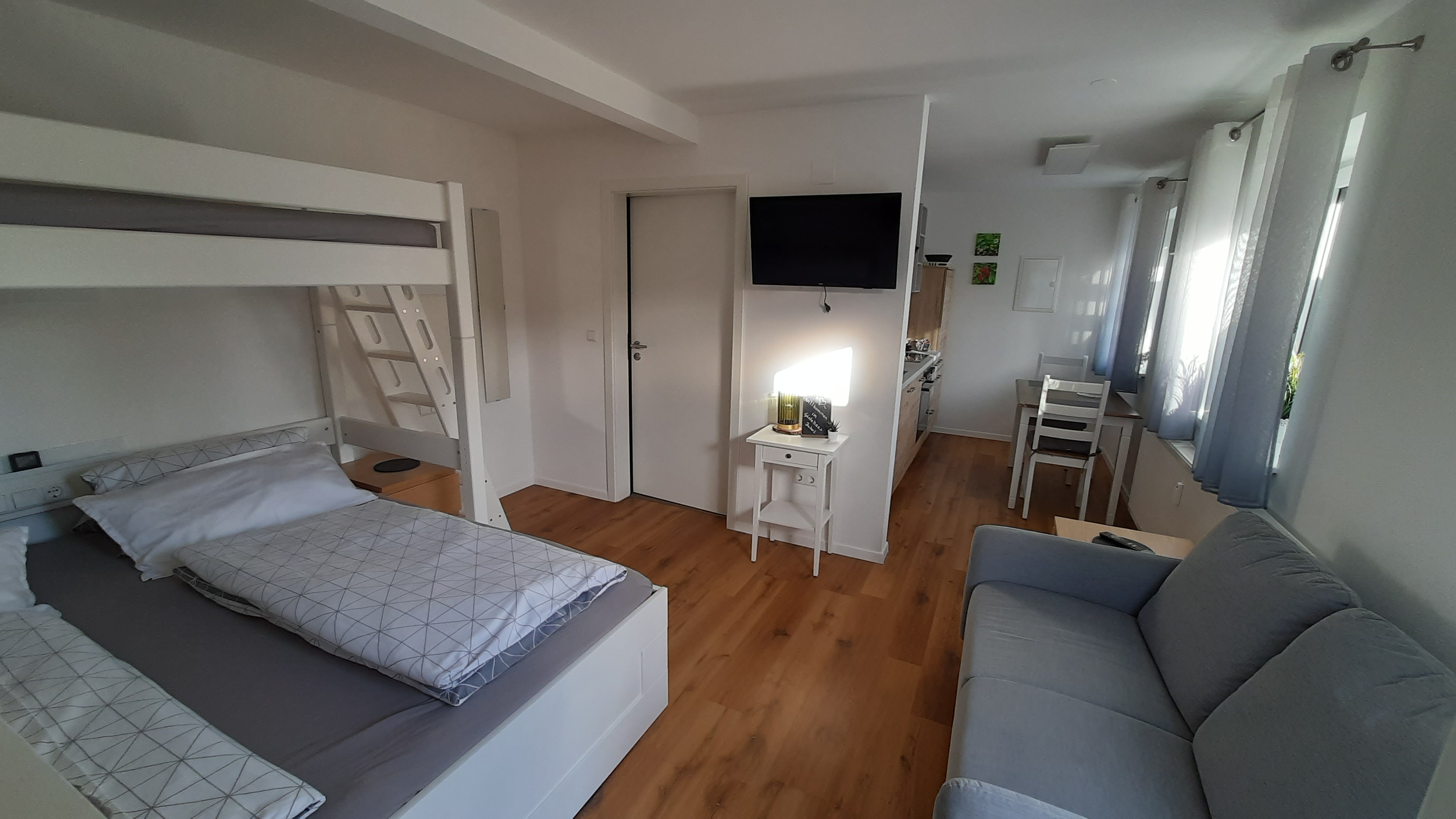 Monteurzimmer: Wohnung 3 mit Doppelbett und Hochbett. Die Wohnung ist für 2 Erwachsene geeignet. 
Offener Wohn- und Schlafraum - Gästehaus Buberl