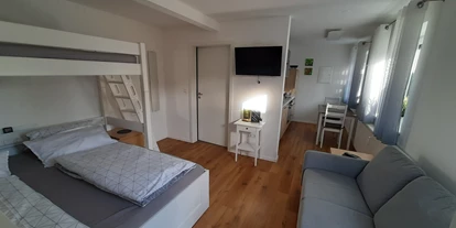 Monteurwohnung - PLZ 89365 (Deutschland) - Wohnung 3 mit Doppelbett und Hochbett. Die Wohnung ist für 2 Erwachsene geeignet. 
Offener Wohn- und Schlafraum - Gästehaus Buberl