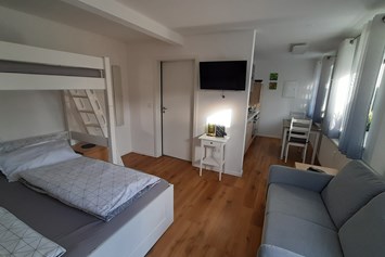 Monteurzimmer: Wohnung 3 mit Doppelbett und Hochbett. Die Wohnung ist für 2 Erwachsene geeignet. 
Offener Wohn- und Schlafraum - Gästehaus Buberl