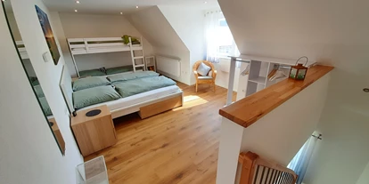 Monteurwohnung - PLZ 89365 (Deutschland) - Wohnung 5 Mehrbettezimmer
3- 4 Erwachsene.
1 Doppelbett
1 Hochbett( unten)
1 Zusatzbett
offene Treppe - Gästehaus Buberl