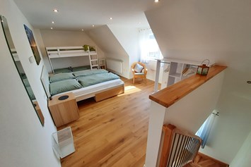 Monteurzimmer: Wohnung 5 Mehrbettezimmer
3- 4 Erwachsene.
1 Doppelbett
1 Hochbett( unten)
1 Zusatzbett
offene Treppe - Gästehaus Buberl
