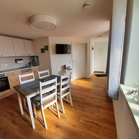 Monteurzimmer: Wohnung 5, Küche mit Eßbereich - Gästehaus Buberl