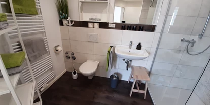 Monteurwohnung - PLZ 89365 (Deutschland) - Wohnung 5, Bad mit Begehbarer Dusche - Gästehaus Buberl