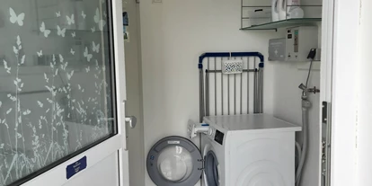 Monteurwohnung - PLZ 89365 (Deutschland) - Waschmaschiene mit Münzautomat.
Bügelbrett mit Bügeleisen vorhanden. - Gästehaus Buberl