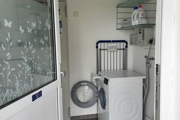 Monteurzimmer: Waschmaschiene mit Münzautomat.
Bügelbrett mit Bügeleisen vorhanden. - Gästehaus Buberl