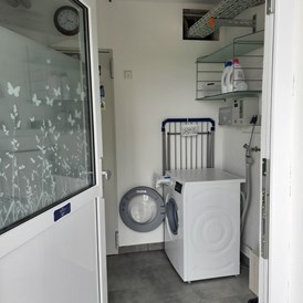 Monteurzimmer: Waschmaschiene mit Münzautomat.
Bügelbrett mit Bügeleisen vorhanden. - Gästehaus Buberl