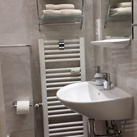 Monteurzimmer: Badezimmer mit Handtuchwärmer , 1. Unterkunft - Monteurunterkünfte Brandis, Nähe Düsseldorf / Köln