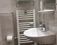 Monteurzimmer: Badezimmer mit Handtuchwärmer , 1. Unterkunft - Monteurunterkünfte Brandis, Nähe Düsseldorf / Köln